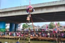 Ribuan warga menyaksikan lomba panjat pinang di atas Sungai Kalimalang, Cipinang Melayu, Jakarta Timur. (Posnews/MR)