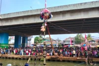 Ribuan warga menyaksikan lomba panjat pinang di atas Sungai Kalimalang, Cipinang Melayu, Jakarta Timur. (Posnews/MR)