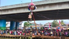 Ribuan warga menyaksikan lomba panjat pinang di atas Sungai Kalimalang, Cipinang Melayu, Jakarta Timur. (Posnews/MR)