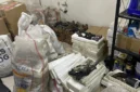 Petugas kepolisian membuka ruangan terkunci di sekolah swasta Kebayoran Lama, Jakarta Selatan, tempat ditemukan 995 senjata. (Posnews/Polres Jaksel)
