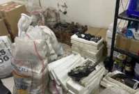 Petugas kepolisian membuka ruangan terkunci di sekolah swasta Kebayoran Lama, Jakarta Selatan, tempat ditemukan 995 senjata. (Posnews/Polres Jaksel)
