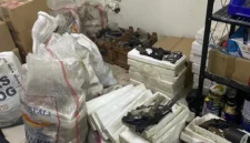 Petugas kepolisian membuka ruangan terkunci di sekolah swasta Kebayoran Lama, Jakarta Selatan, tempat ditemukan 995 senjata. (Posnews/Polres Jaksel)
