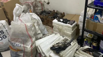 Petugas kepolisian membuka ruangan terkunci di sekolah swasta Kebayoran Lama, Jakarta Selatan, tempat ditemukan 995 senjata. (Posnews/Polres Jaksel)
