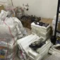 Petugas kepolisian membuka ruangan terkunci di sekolah swasta Kebayoran Lama, Jakarta Selatan, tempat ditemukan 995 senjata. (Posnews/Polres Jaksel)
