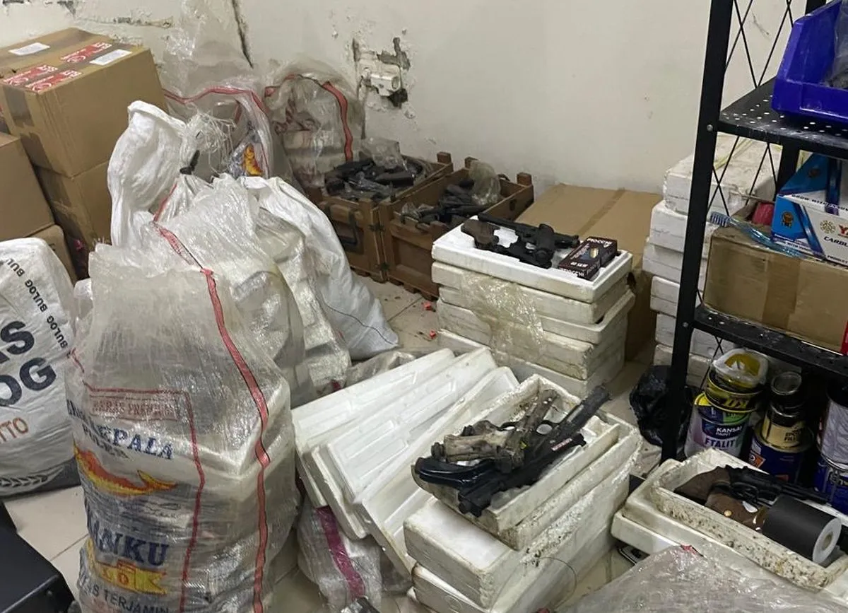 Petugas kepolisian membuka ruangan terkunci di sekolah swasta Kebayoran Lama, Jakarta Selatan, tempat ditemukan 995 senjata. (Posnews/Polres Jaksel)
