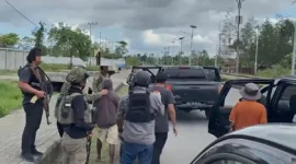Satgas Operasi Damai Cartenz bersama Polres Yahukimo mengungkap perkembangan kasus pembunuhan Bripka Fredy Lukas Awes. (Posnews/Ist)
