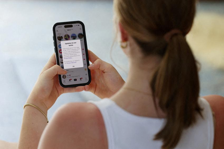 Pembelaan aturan digital anak. Pemerintah Australia mempertahankan kebijakan larangan media sosial anak di bawah 16 tahun meskipun delapan dari ten remaja masih aktif menggunakannya. Dok: Istimewa.