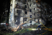 Eskalasi gempuran udara di ibu kota. Rusia menembakkan gelombang rudal balistik dan drone ke Kyiv, menewaskan tiga warga serta memicu ketidakpastian lisensi Patriot dari AS. Dok: Istimewa.