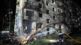 Eskalasi gempuran udara di ibu kota. Rusia menembakkan gelombang rudal balistik dan drone ke Kyiv, menewaskan tiga warga serta memicu ketidakpastian lisensi Patriot dari AS. Dok: Istimewa.
