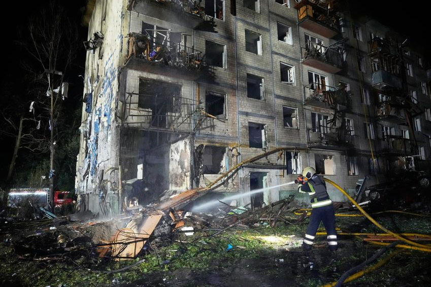 Eskalasi gempuran udara di ibu kota. Rusia menembakkan gelombang rudal balistik dan drone ke Kyiv, menewaskan tiga warga serta memicu ketidakpastian lisensi Patriot dari AS. Dok: Istimewa.