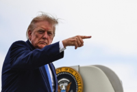 Presiden Donald Trump menandatangani dua perintah eksekutif untuk membatasi hak kewarganegaraan berdasarkan tempat lahir usai Mahkamah Agung menolak kebijakan sebelumnya. Dok: Istimewa.