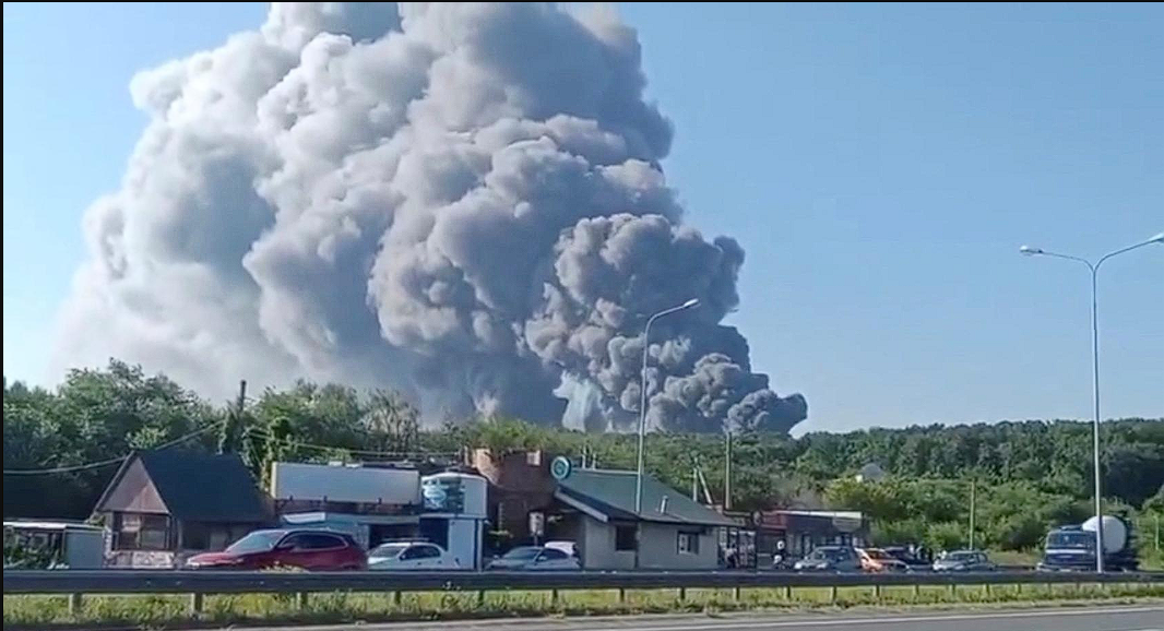 Serangan drone massal Ukraina menghantam sejumlah wilayah Rusia, merusak fasilitas gudang Wildberries, dan menewaskan sedikitnya delapan orang. Dok: Istimewa.