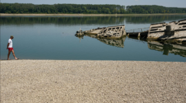 Penyusutan air Sungai Donau akibat kekeringan menyingkap bangkai kapal perang Nazi Perang Dunia II di Serbia. Dok: Istimewa.
