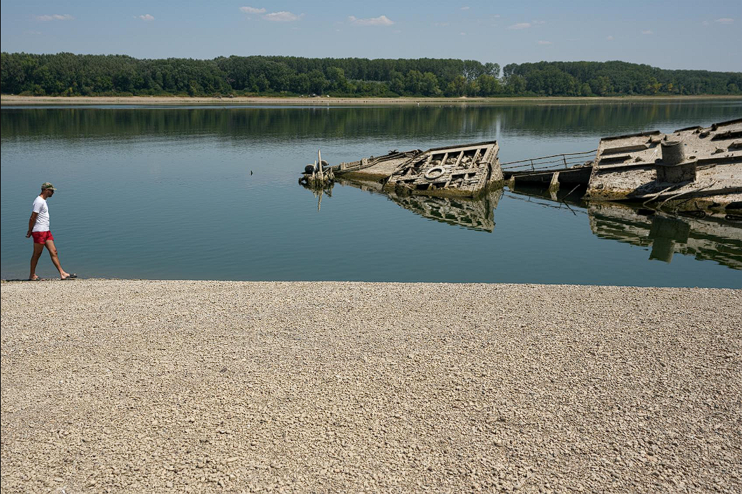 Penyusutan air Sungai Donau akibat kekeringan menyingkap bangkai kapal perang Nazi Perang Dunia II di Serbia. Dok: Istimewa.