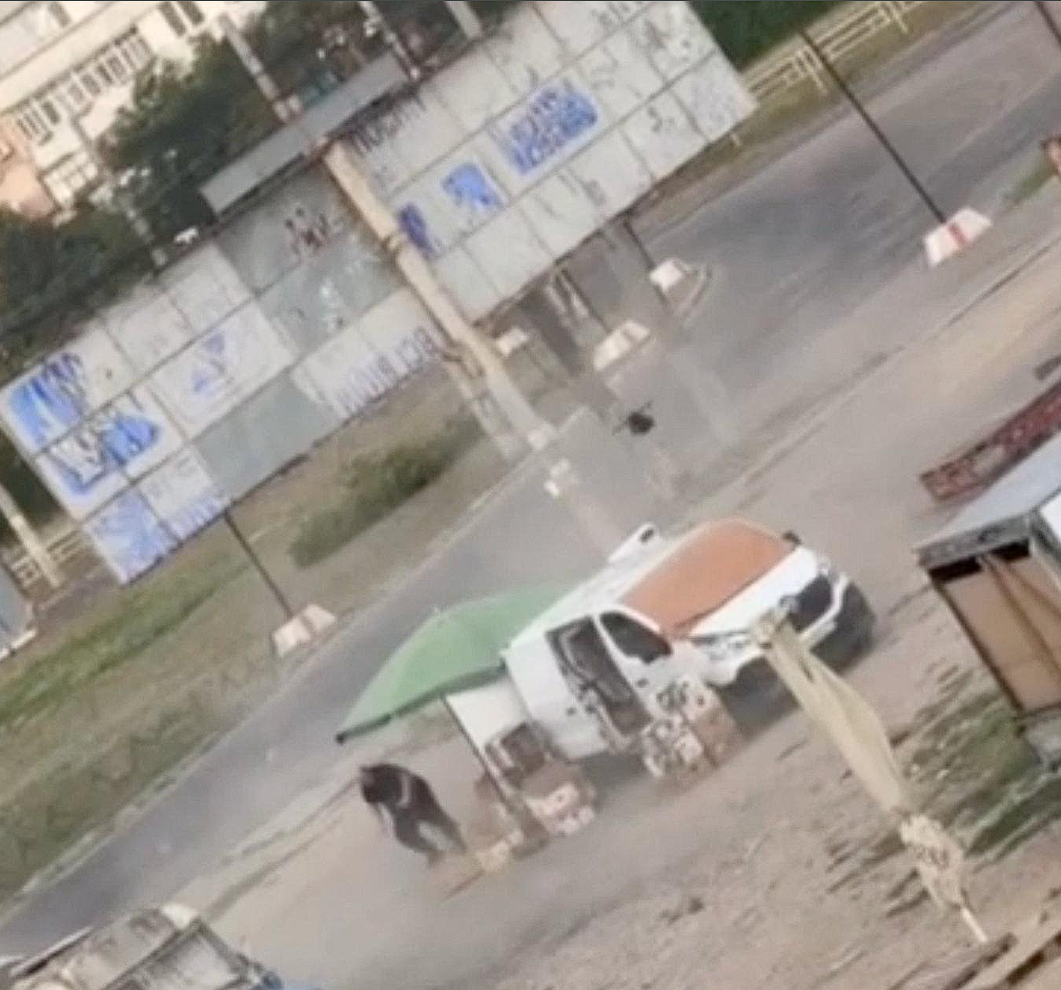 Rekaman video memperlihatkan drone militer Rusia mengejar dan melukai seorang pedagang sayur di Kherson. Dok: Istimewa.