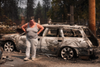 Petugas pemadam mengatasi tiga titik kebakaran hutan besar di Spokane Washington. Dok: Istimewa.