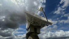 Para ilmuwan di Observatorium Chilbolton Inggris melacak ribuan sampah antariksa dan potensi bahaya asteroid untuk melindungi satelit serta keselamatan Bumi. Dok: Istimewa.