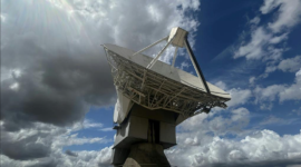 Para ilmuwan di Observatorium Chilbolton Inggris melacak ribuan sampah antariksa dan potensi bahaya asteroid untuk melindungi satelit serta keselamatan Bumi. Dok: Istimewa.