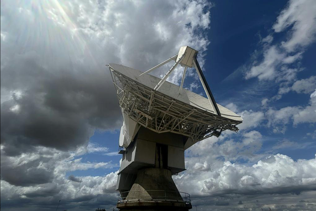 Para ilmuwan di Observatorium Chilbolton Inggris melacak ribuan sampah antariksa dan potensi bahaya asteroid untuk melindungi satelit serta keselamatan Bumi. Dok: Istimewa.