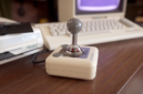 Commodore menghidupkan kembali joystick legendaris Suncom TAC-2 dengan desain klasik, lima pilihan warna. Dok: Istimewa.