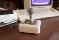 Commodore menghidupkan kembali joystick legendaris Suncom TAC-2 dengan desain klasik, lima pilihan warna. Dok: Istimewa.