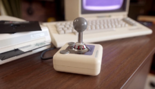 Commodore menghidupkan kembali joystick legendaris Suncom TAC-2 dengan desain klasik, lima pilihan warna. Dok: Istimewa.