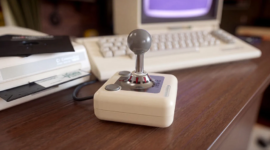 Commodore menghidupkan kembali joystick legendaris Suncom TAC-2 dengan desain klasik, lima pilihan warna. Dok: Istimewa.