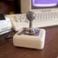 Commodore menghidupkan kembali joystick legendaris Suncom TAC-2 dengan desain klasik, lima pilihan warna. Dok: Istimewa.