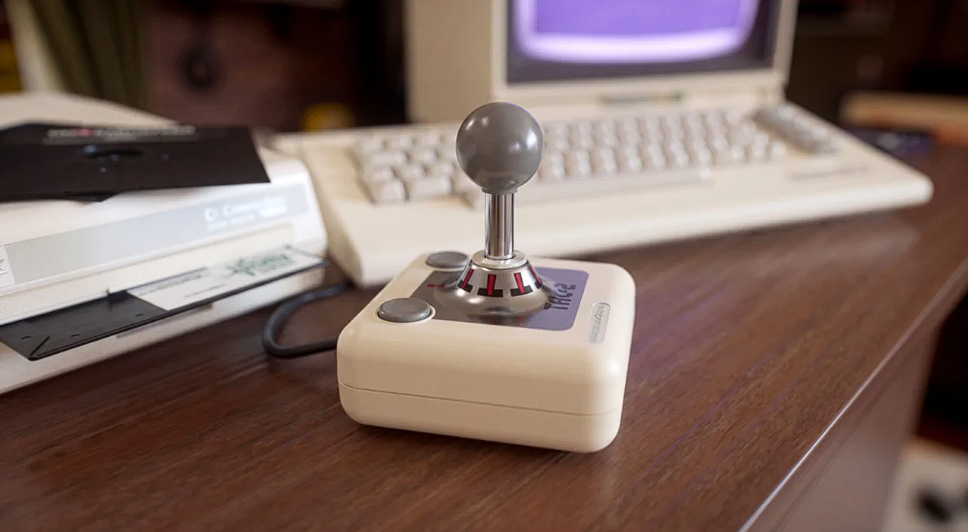 Commodore menghidupkan kembali joystick legendaris Suncom TAC-2 dengan desain klasik, lima pilihan warna. Dok: Istimewa.