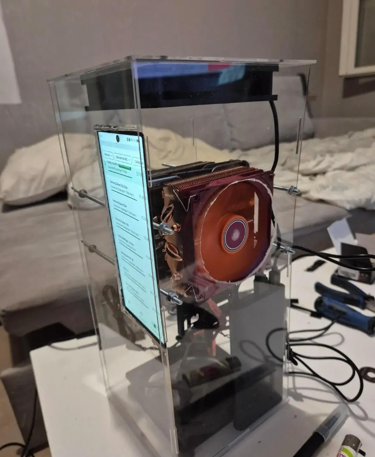 Seorang modder berhasil mengubah smartphone Nubia Z70 Ultra 24GB RAM berbasis Android menjadi PC mini berbasis Linux. Dok: Istimewa.