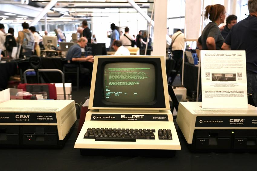 Komunitas kolektor komputer vintage terus berkembang di berbagai negara, melestarikan mesin-mesin klasik seperti Atari, Commodore, dan IBM. Dok: Istimewa.