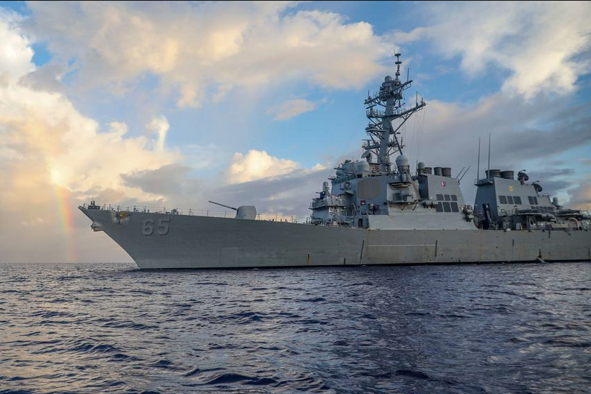 Kapal perusak Angkatan Laut AS USS Benfold mengalami mati listrik selama empat hari di Samudra Pasifik hingga harus ditarik ke Teluk Subic, Filipina. Dok: Istimewa.
