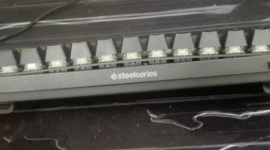 Keyboard wireless SteelSeries dilaporkan mengalami pembengkakan baterai akibat ketiadaan fitur smart charging saat terhubung kabel secara terus-menerus. Dok: Istemwa.