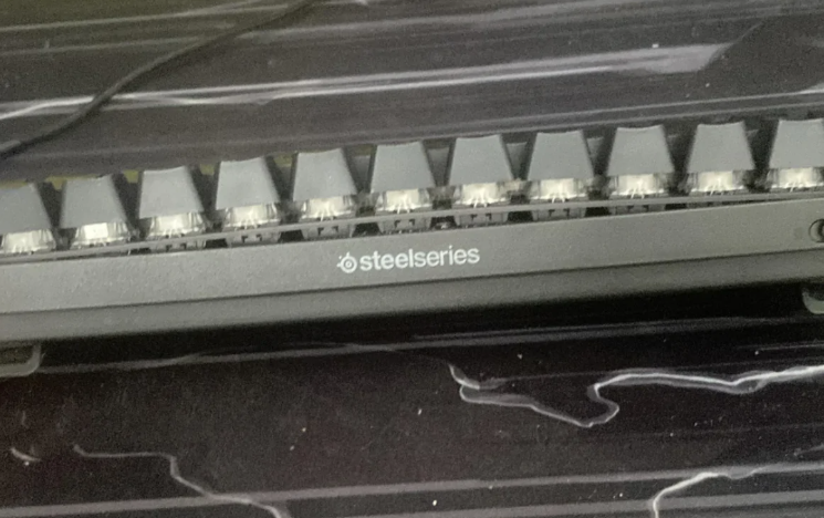 Keyboard wireless SteelSeries dilaporkan mengalami pembengkakan baterai akibat ketiadaan fitur smart charging saat terhubung kabel secara terus-menerus. Dok: Istemwa.