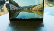 Microsoft resmi meluncurkan Surface Laptop 8 berbasis ARM dengan peningkat daya tahan baterai, namun mematok harga lebih mahal akibat kenaikan biaya komponen memori. Dok: Istimewa.