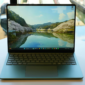 Microsoft resmi meluncurkan Surface Laptop 8 berbasis ARM dengan peningkat daya tahan baterai, namun mematok harga lebih mahal akibat kenaikan biaya komponen memori. Dok: Istimewa.