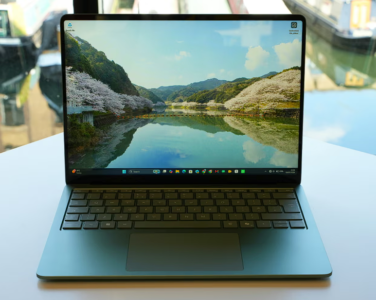 Microsoft resmi meluncurkan Surface Laptop 8 berbasis ARM dengan peningkat daya tahan baterai, namun mematok harga lebih mahal akibat kenaikan biaya komponen memori. Dok: Istimewa.