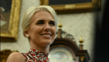 Natalie Harp, asisten pribadi Presiden AS Donald Trump berusia 35 tahun, menjadi sorotan setelah insiden keamanan udara. Dok: Istimewa.