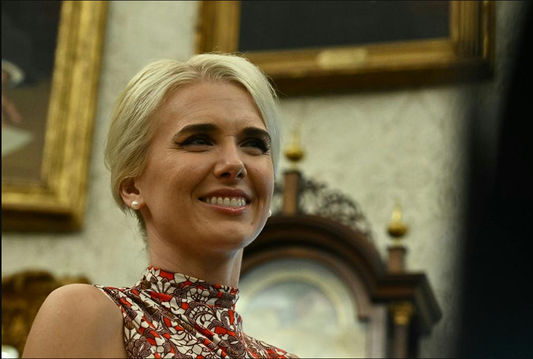 Natalie Harp, asisten pribadi Presiden AS Donald Trump berusia 35 tahun, menjadi sorotan setelah insiden keamanan udara. Dok: Istimewa.
