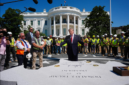 Presiden AS Donald Trump memamerkan pembangunan landasan helipad berbahan granit serta proyek ballroom senilai 400 juta dolar AS di kompleks Gedung Putih. Dok: Istimewa.