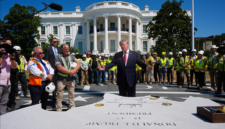 Presiden AS Donald Trump memamerkan pembangunan landasan helipad berbahan granit serta proyek ballroom senilai 400 juta dolar AS di kompleks Gedung Putih. Dok: Istimewa.