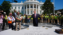 Presiden AS Donald Trump memamerkan pembangunan landasan helipad berbahan granit serta proyek ballroom senilai 400 juta dolar AS di kompleks Gedung Putih. Dok: Istimewa.