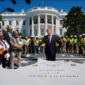 Presiden AS Donald Trump memamerkan pembangunan landasan helipad berbahan granit serta proyek ballroom senilai 400 juta dolar AS di kompleks Gedung Putih. Dok: Istimewa.