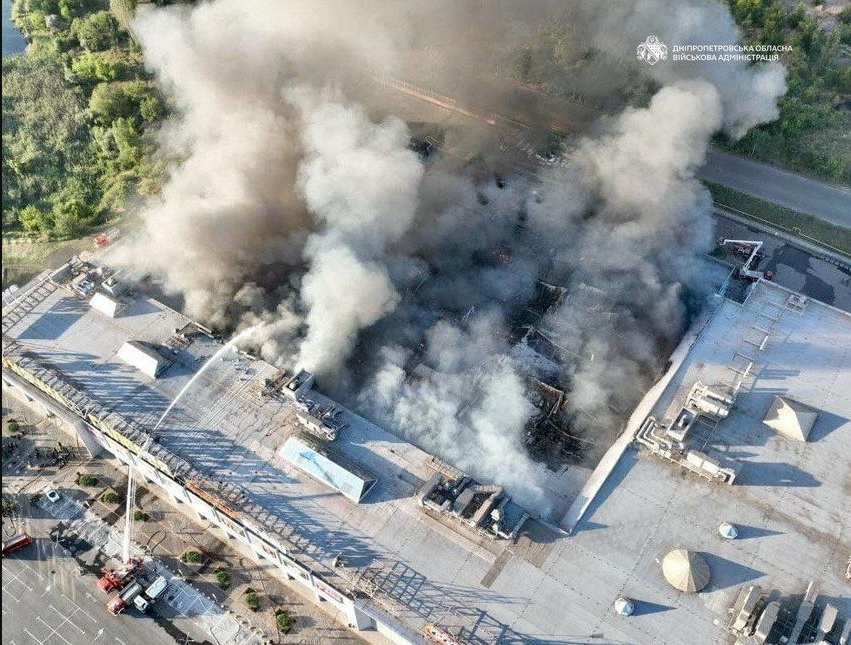 Serangan drone Rusia menewaskan 15 orang di pusat perbelanjaan Kryvyi Rih, kampung halaman Zelenskyy, yang berjanji memberikan respons tegas. Dok: Istimewa.