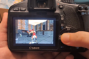 Modder berhasil menjalankan gim klasik Doom pada kamera DSLR Canon EOS 550D menggunakan firmware Magic Lantern lengkap dengan kendali tombol fisik dan audio. Dok: Istimewa.