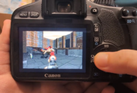 Modder berhasil menjalankan gim klasik Doom pada kamera DSLR Canon EOS 550D menggunakan firmware Magic Lantern lengkap dengan kendali tombol fisik dan audio. Dok: Istimewa.