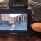 Modder berhasil menjalankan gim klasik Doom pada kamera DSLR Canon EOS 550D menggunakan firmware Magic Lantern lengkap dengan kendali tombol fisik dan audio. Dok: Istimewa.