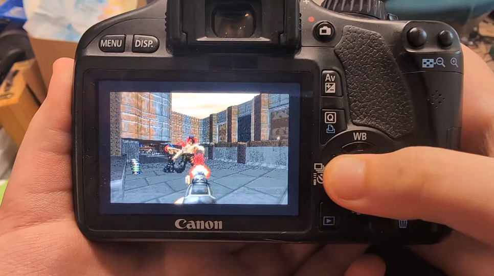 Modder berhasil menjalankan gim klasik Doom pada kamera DSLR Canon EOS 550D menggunakan firmware Magic Lantern lengkap dengan kendali tombol fisik dan audio. Dok: Istimewa.