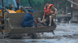 Banjir bandang masif melanda wilayah perbatasan Nepal dan China pada Rabu, menewaskan sedikitnya 160 orang dan menyebabkan ratusan turis serta pekerja hilang. Dok: Istimewa.