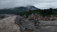 Banjir bandang akibat longsor gletser di perbatasan Nepal-China menewaskan 359 orang, dengan ribuan lainnya masih hilang dan ancaman banjir susulan.